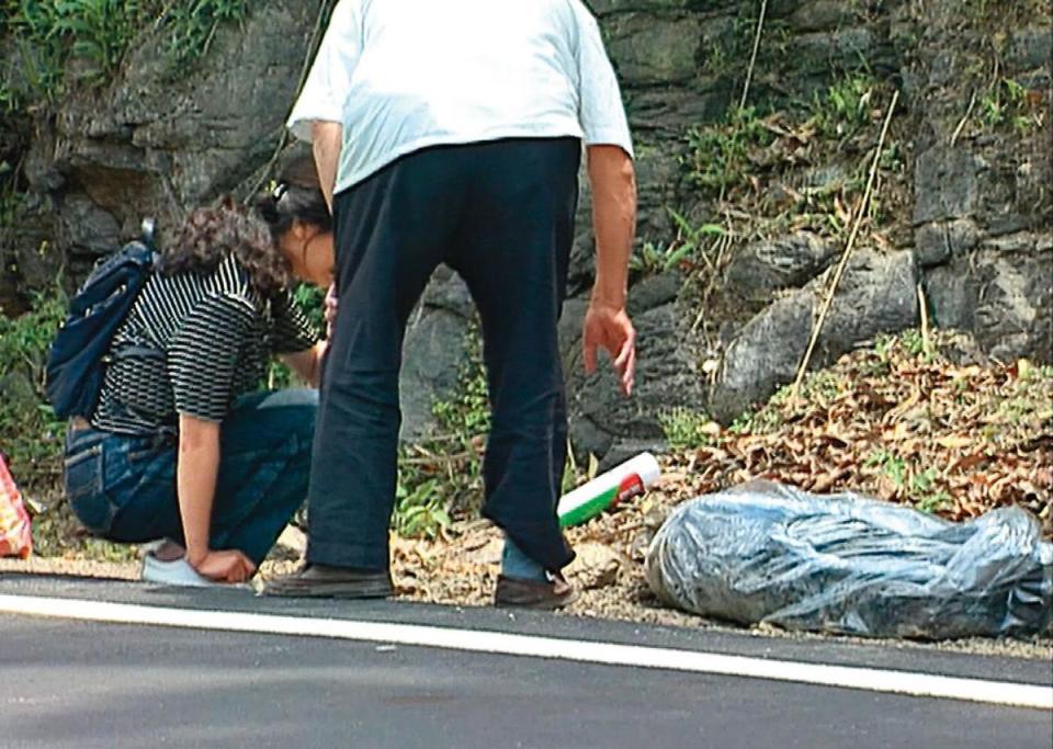 死者家屬（左）前往北宜公路認屍，確認後放聲大哭。（東森新聞提供）