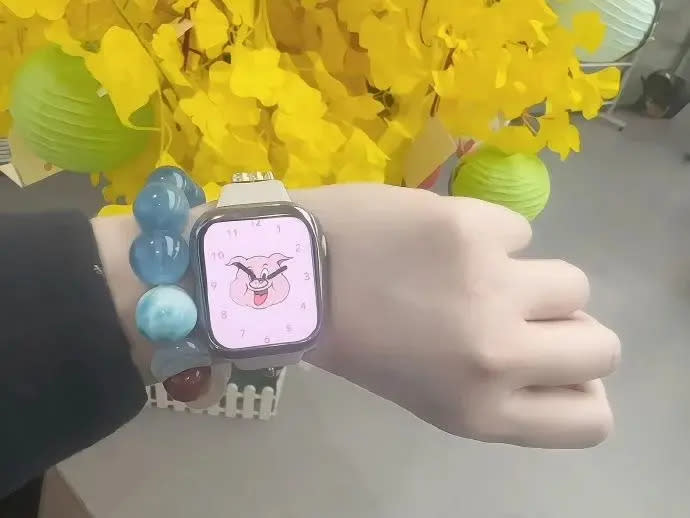 ▲有網友將配戴的智慧型手錶錶面改成了小豬。（圖／翻攝自微博）