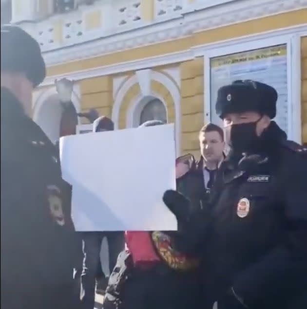 Demonstrators are being arrested after protesting with just blank signs in Russia (Photo: Twitter)