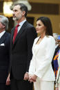 <p>La reina Letizia majestuosa de blanco en el Palacio el Pardo, en Madrid/Getty Images </p>