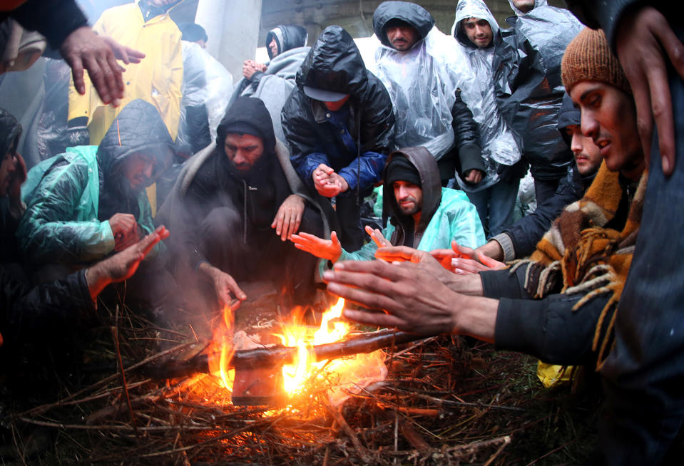 Hundreds of migrants march from Belgrade to Croatian border