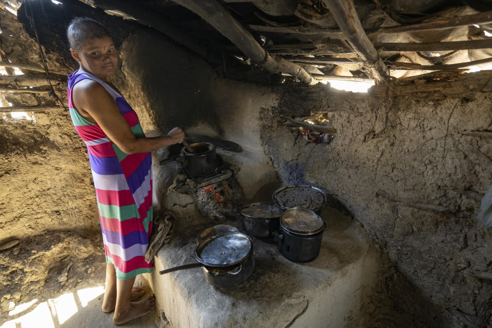 María Antonia Branco cocina en su modesta vivienda de Itinga (Brasil) el 12 de octubre del 2022. El voto de los pobres será vital en la segunda vuelta electoral del 30 de octubre en Brasil. (AP Photo/Andre Penner, File)