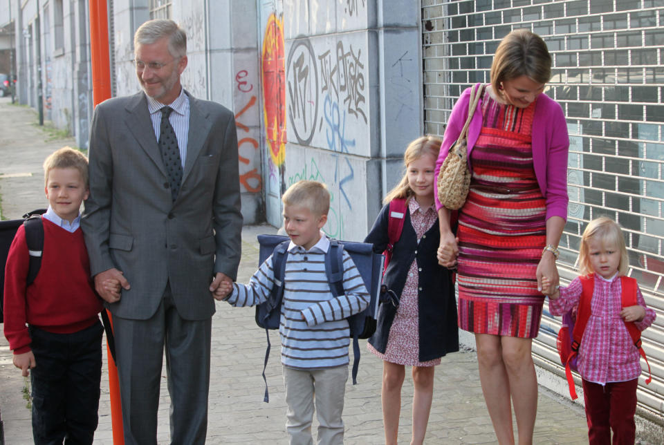 A la pequeña princesa Eléonore no le faltaba apoyo en su primer día de colegio en septiembre de 2011. Sus tres hermanos mayores, Elisabeth, Gabriel y Emmanuel, también eran alumnos del Sint Jan Berghmans College de Bruselas y llegaron con ella acompañados por sus padres, los hoy reyes de Bélgica Philippe y Mathilde. (Foto: Mark Renders / Getty Images).