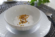 <p>Risako Yamamoto, une blogueuse japonaise, a posté cette photo <span>où</span> l’on voit un yaourt à la noix de coco. Elle a écrit en légende qu’elle a ajouté du pollen alimentaire et qu’elle a adoré.<br>Crédit photo : Instagram Risako Yamamoto </p>
