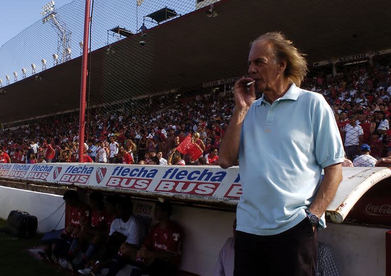 César Luis Menotti en un partido de Independiente, en 2005