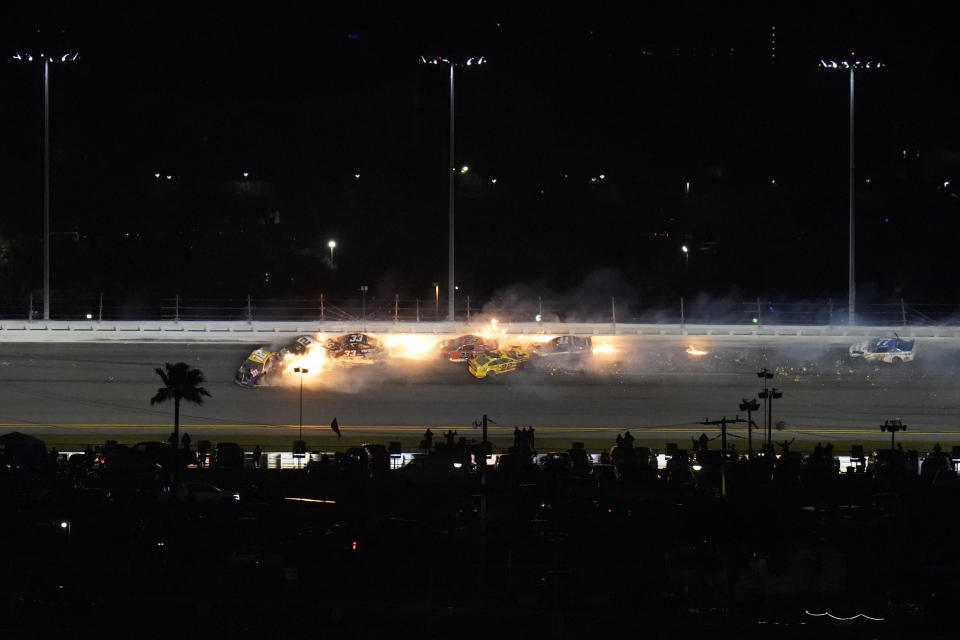 Pilotos chocando en la última vuelta de la carrera de la NASCAR Daytona 500 en el Circuito Internacional de Daytona, el lunes 15 de febrero de 2021 en Daytona Beach, Florida. (AP Foto/Chris O'Meara)