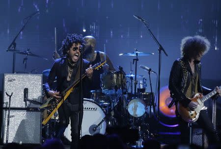 32nd Annual Rock & Roll Hall of Fame Induction Ceremony - Show – New York City, U.S., 07/04/2017 – Lenny Kravitz performs a tribute to Prince. REUTERS/Lucas Jackson