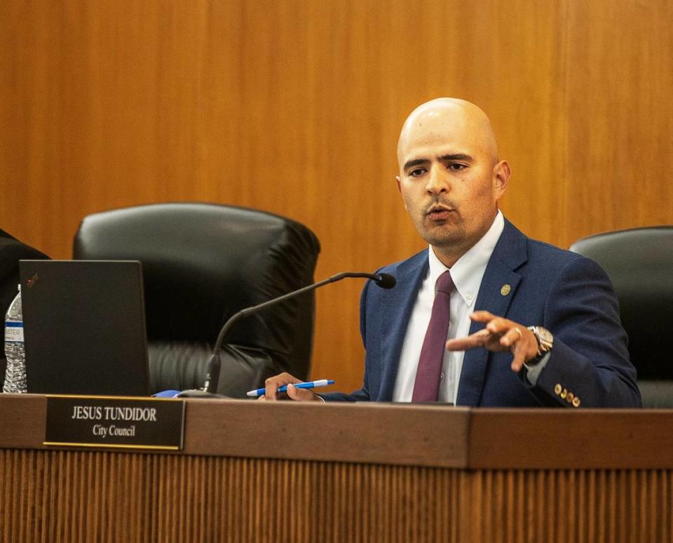 El concejal de la ciudad de Hialeah, Jesús Tundidor, habla durante una tensa reunión del consejo para discutir una posible anexión por parte de Hialeah de parte de Brownsville, un histórico vecindario negro en el condado de Miami-Dade, el martes 25 de abril de 2023.