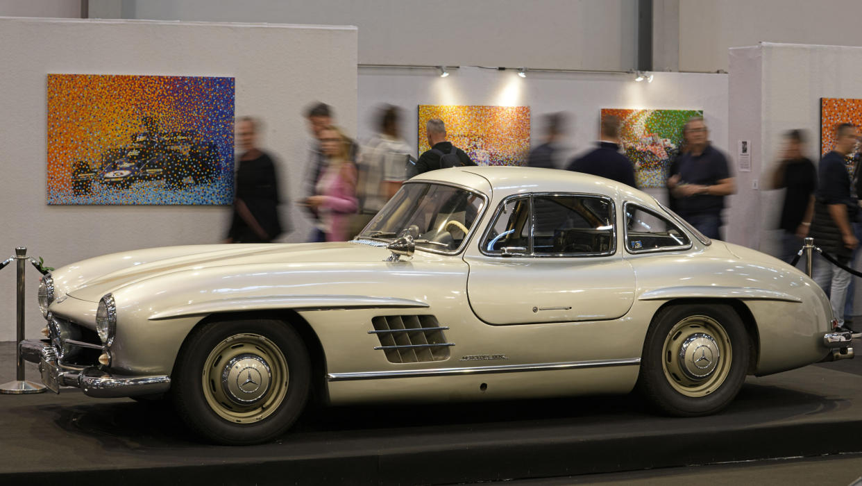 Ein Mercedes 300 SL bei einer Ausstellung in Essen. Mercedes stand einmal für Luxus. Stimmt das heute noch? - Copyright: picture alliance/AssociatedPress/Martin Meissner