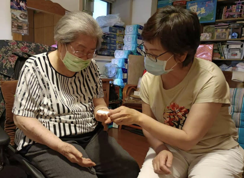 阿嬤表示不會去打疫苗，因已96歲了要把她的這一劑疫苗留給年輕人使用，網友們看完紛呼感動表示「連阿嬤都知道問題在疫苗」、「阿嬤充滿愛心又有智慧」、「阿嬤都比政府強」！（圖片翻攝FB/蔡壁如）