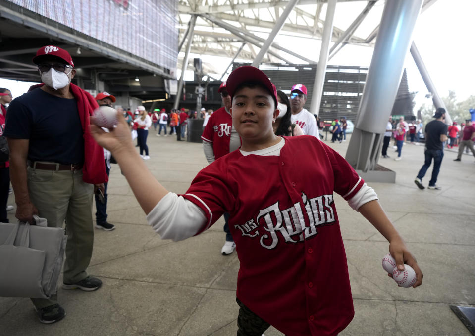 Un fanático de los Diablos Rojos de México durante un juego de la liga mexicana contra los Tigres de Quintana Roo en el estadio Alfredo Harp Helú, el domingo 23 de abril de 2023, en la Ciudad de México. (AP Foto/Fernando Llano)