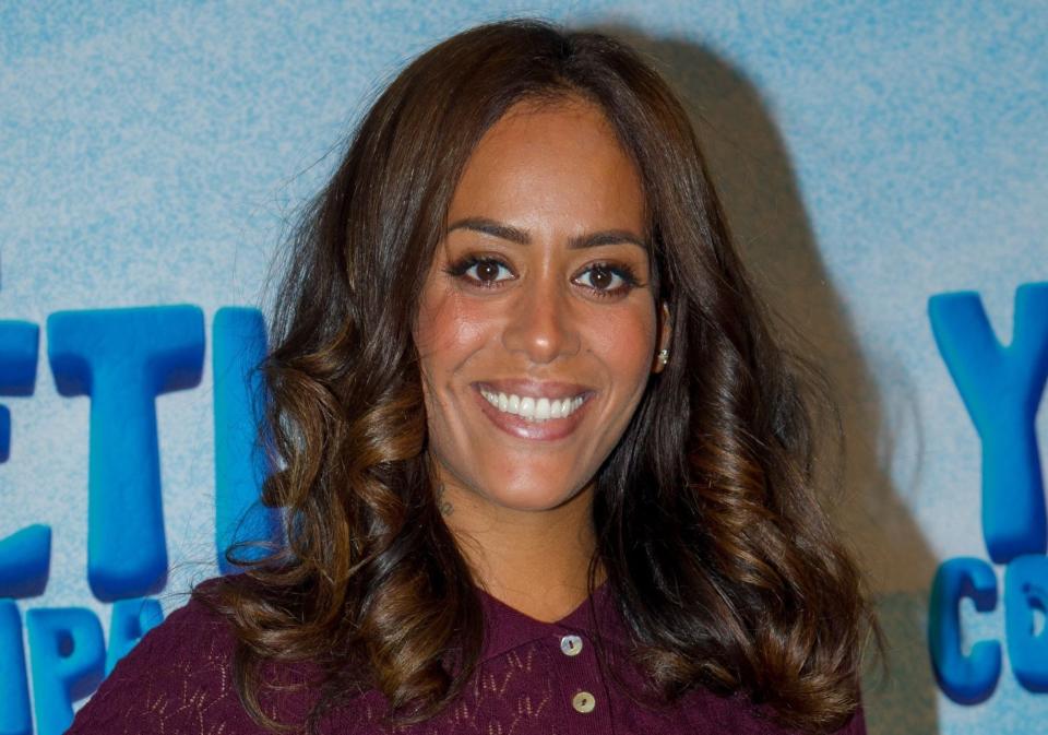 « Viser la lune »… C’est très certainement ce que pourrait fredonner Amel Bent à ses protégés qui auront la chance de l’avoir pour coach. Car la chanteuse de 33 ans prend place dans le célèbre fauteuil rouge pour la neuvième saison de « The Voice » dont le prime est diffusé ce samedi 18 janvier. Un juste retour des choses pour la star qui s’était elle-même retrouvée face à un jury lorsqu’elle passait ses auditions pour « La Nouvelle Star »… il y a quinze ans déjà.En 2004, âgée de 19 ans seulement Amel Bent dévoile au grand jour son don pour le chant. Si son timbre suave envoûte le public, son style glamourise la scène hip-hop français. Tantôt entraînée par les tendances, tantôt relookée pour incarner les chansons de ses clips, elle s’essaye à toutes les coupes et toutes les coiffures. Elle passe ainsi aux cheveux longs grâce aux extensions ou revient au carré sans jamais dénaturer sa couleur naturelle. Au fil des années, la chanteuse a ponctuellement succombé à un balayage discret.Demain dans « The Voice » la belle Amel Bent arbore un wavy moderne et dynamique. En attendant de découvrir les coiffures qui ponctueront cette nouvelle saison de « The Voice », retour en images sur ses coupes emblématiques.