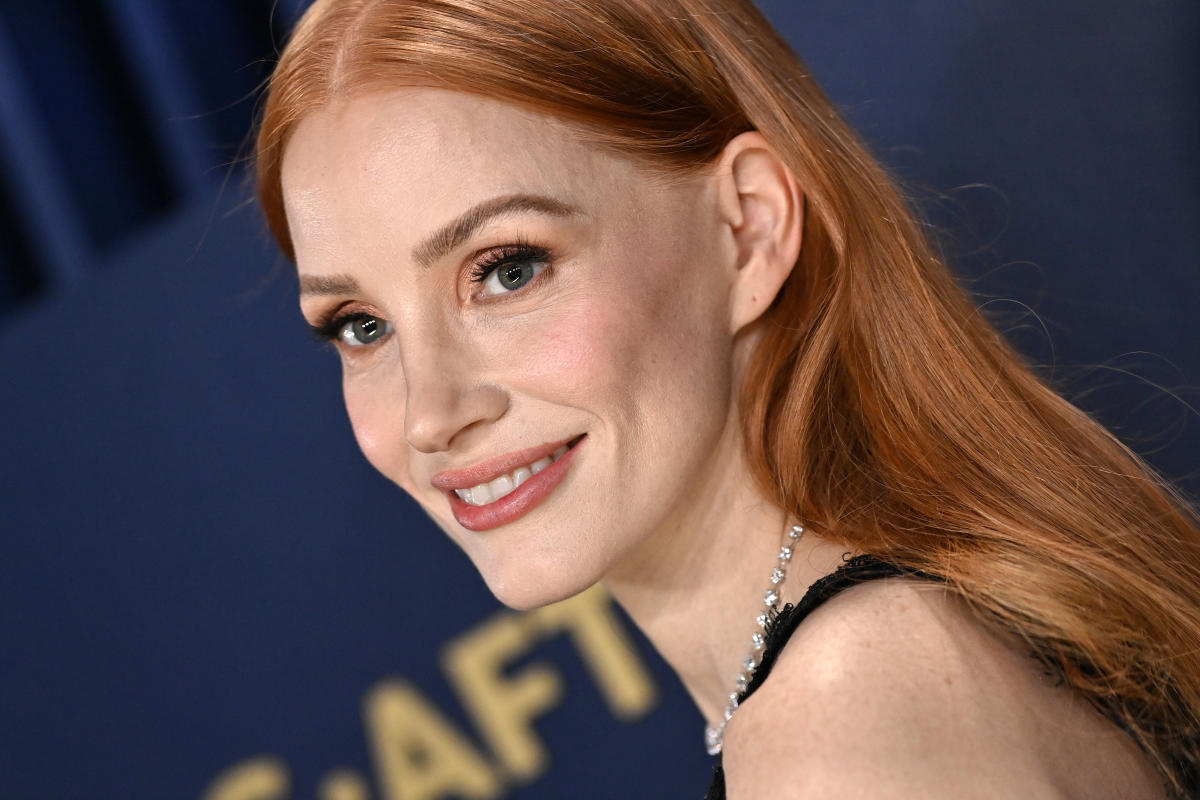 Jessica Chastain keeps these calming wipes in her carry-on for busy travel days