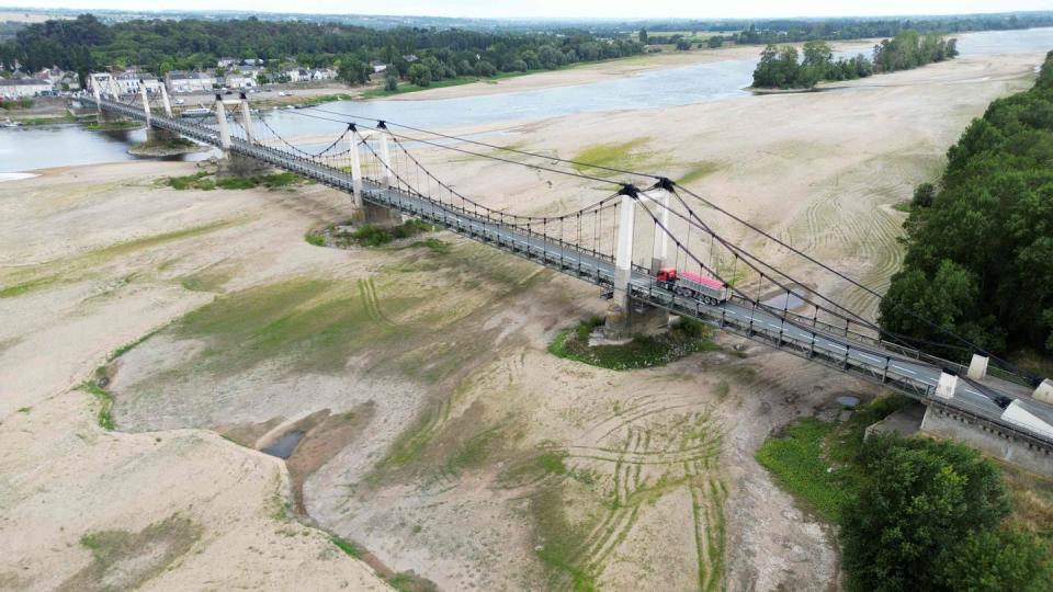 Das Flussbett der Loire in Frankreich ist fast komplett ausgetrocknet. (Bild: Damien Meyer/AFP/dpa)
