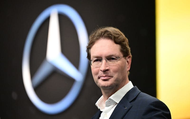 CEO of Mercedes-Benz Group AG Ola Kaellenius stands in front of a logo of the car manufacturer Mercedes-Benz before the annual press conference. Bernd Weißbrod/dpa