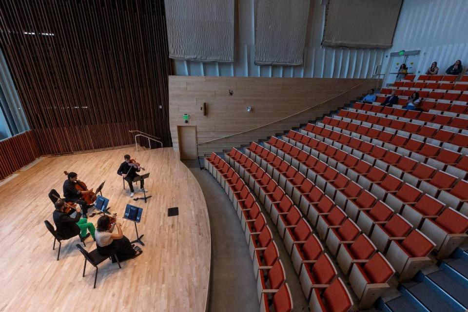 Intérpretes en el escenario de la sala de conciertos del Knight Center for Music Innovation de la Universidad de Miami.
