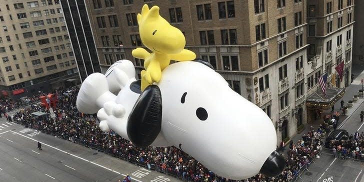 A float depicting the animated "Peanuts" characters Snoopy and Woodstock proceeds along 6th Ave as spectators watch from buildings during the 89th Macy's Thanksgiving Day Parade in the Manhattan borough of New York November 26, 2015. REUTERS/Carlo Allegri  