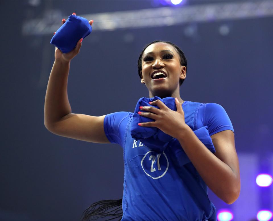 Kentucky’s Nyah Leveretter throws out t-shirts during Big Blue Madness.Oct. 14, 2022