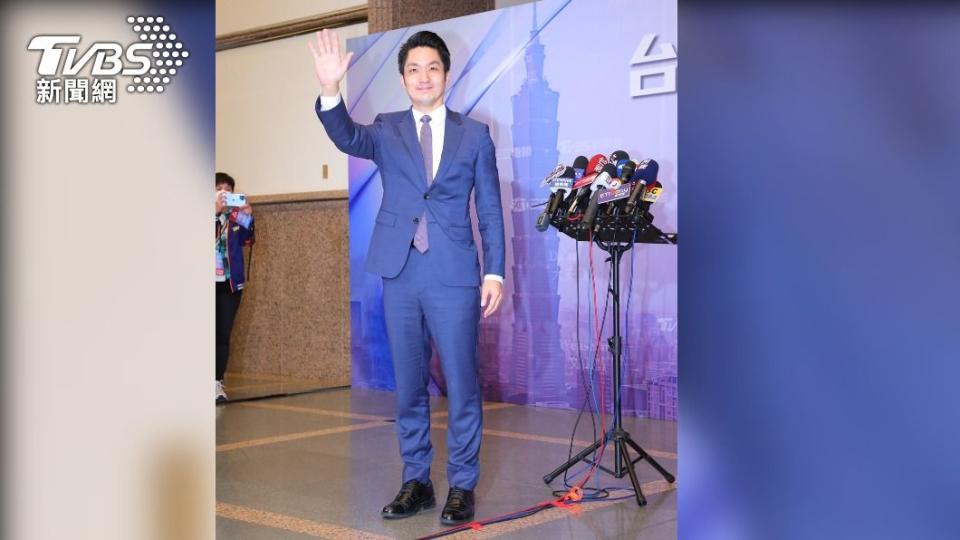 國民黨台北市長候選人蔣萬安今一身藍西裝現身辯論會。（圖／黃城碩攝）