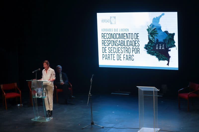 Ingrid Betancourt, excandidata presidencial colombiana y quien permaneciera secuestrada por las FARC, reacciona mientras habla durante un acto de reconocimiento de responsabilidades de secuestros por parte de las FARC en la que participaron exmiembros de la guerrilla, en Bogotá, Colombia