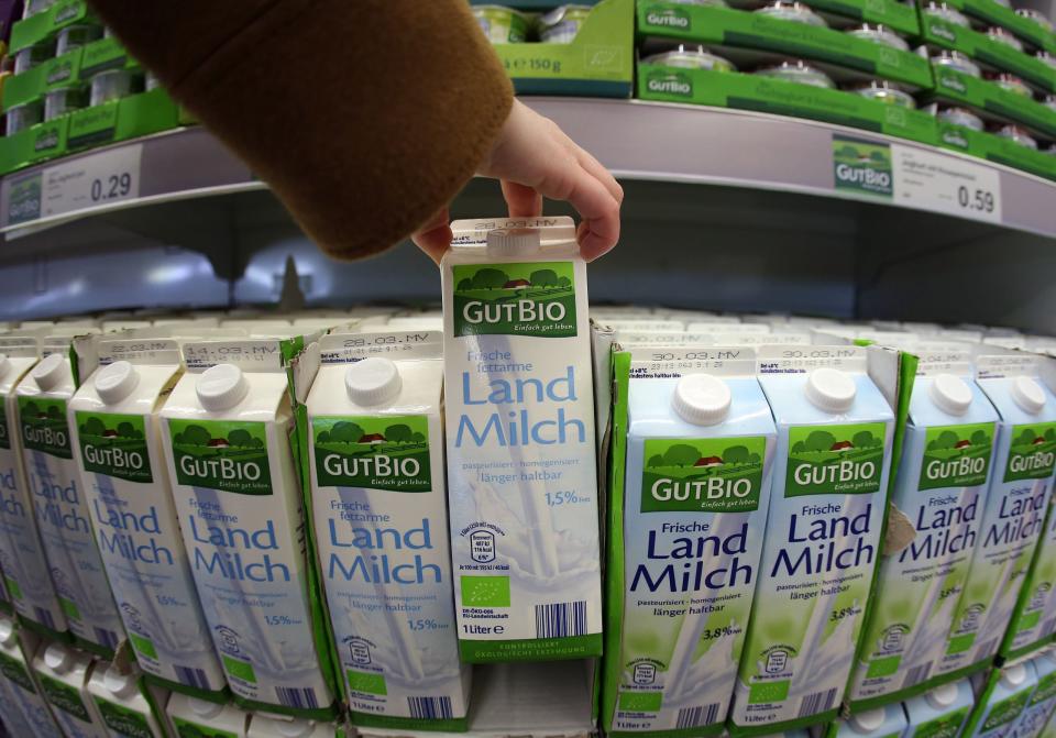 Insbesondere Bio-Milch wird beim Disocunter Aldi teurer. - Copyright: picture alliance / dpa | Oliver Berg