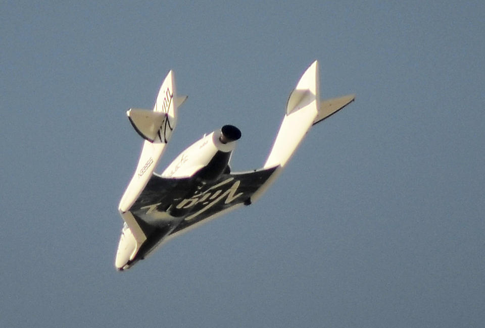 Virgin Galactic's SpaceShipTwo flies over the Mojave Desert in California April 29, 2013 shortly before successfully completing a test flight that broke the sound barrier. Virgin Galactic has been granted an operating license to fly its passenger rocketship with the world's first paying space tourists aboard once final safety tests are completed, the Federal Aviation Administration said August 1, 2016.   REUTERS/Gene Blevins/File Photo