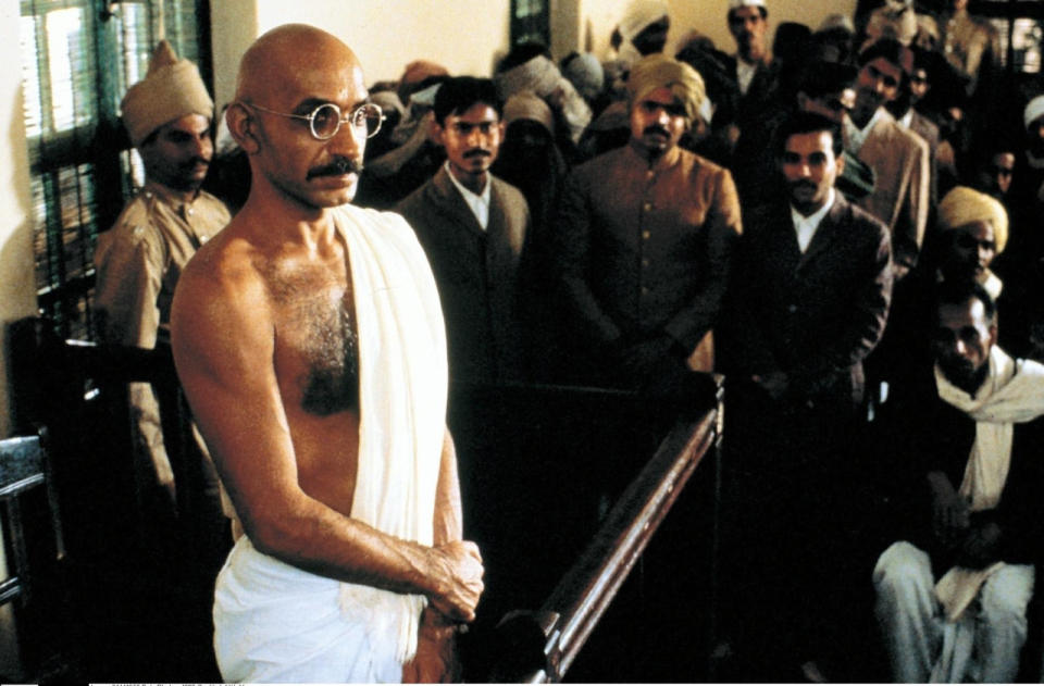 Richard Attenborough widmete sich 1982 der speziellen Beziehung von Briten und Indern in “Gandhi”. Der Film erzählt die Lebensgeschichte des Unabhängigkeitskämpfer Mohandas Gandhi, besser bekannt als Mahatma Gandhi. Durch seinen friedlichen Protest ist er noch heute ein Beispiel für viele. “Gandhi” wurde nicht nur “Bester Film” bei der “Bafta”- und “Oscar”-Verleihung. Schauspieler Ben Kingsley bekam ebenfalls eine Auszeichnung als “Bester Hauptdarsteller”. (Bild-Copyright: ddp images)