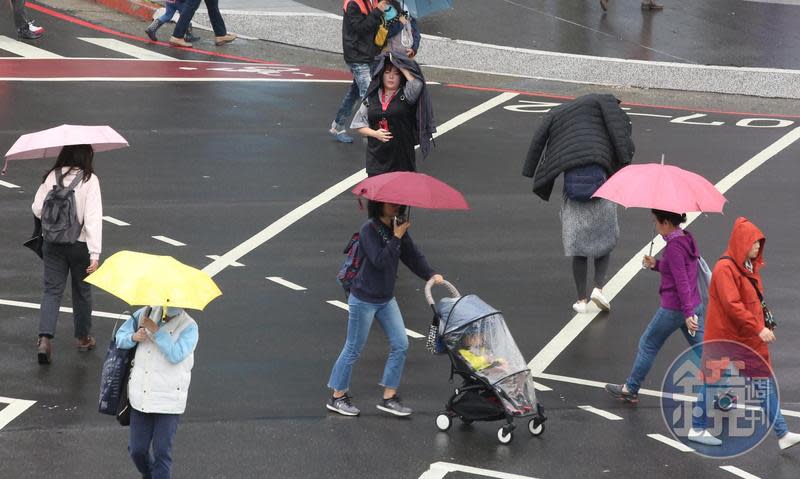 今天北、東部降溫轉濕涼，週三、四轉東風天氣回穩，週五又有較強冷空氣南下。（本刊資料照）