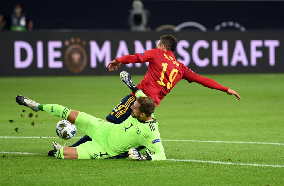 Rodrigo se entretiene con la portería vacía y Trapp le saca el balón. (Foto: Matthias Hangst / Getty Images).