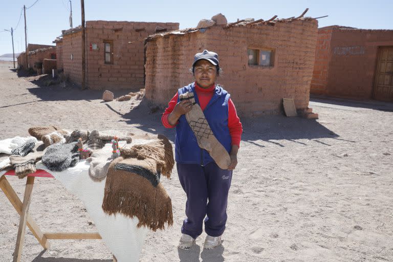 Sixta Casimiro, habitante de Olacapato, vende los productos que teje 