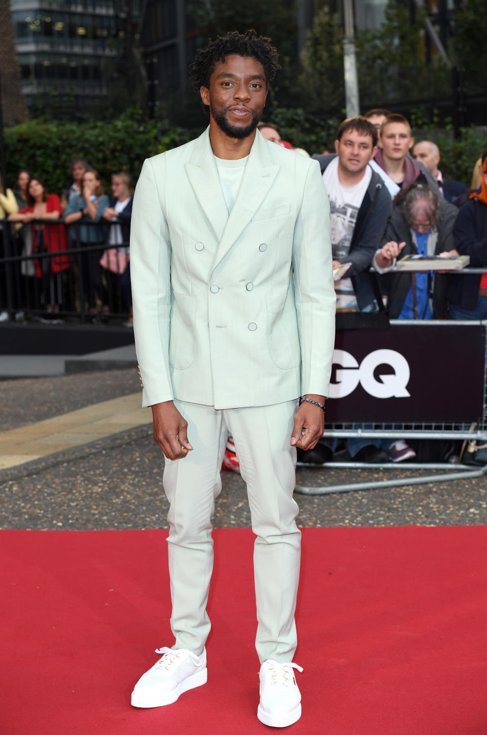 <p>Der Style-Sieger bei den Männern war Chadwick Boseman in diesem Casual-Look: Zum pastellgrünen Leinenanzug von Louis Vuitton trug er weiße Sneakers und verzichtete auf Krawatte oder Fliege. (Bild: Getty Images) </p>