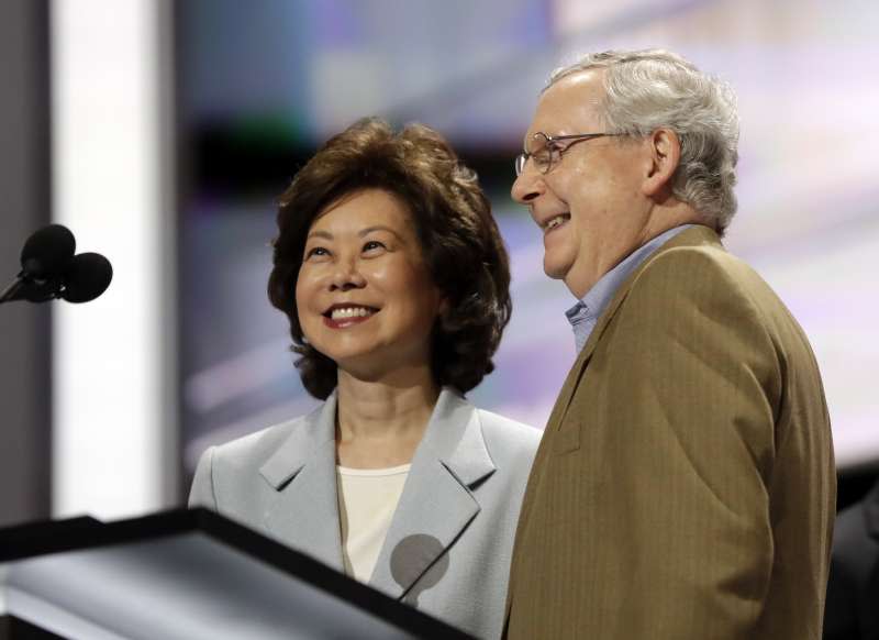 可望出任川普政府運輸部長的趙小蘭（Elaine L. Chao）與夫婿麥康奈爾（Mitch McConnell）（AP）