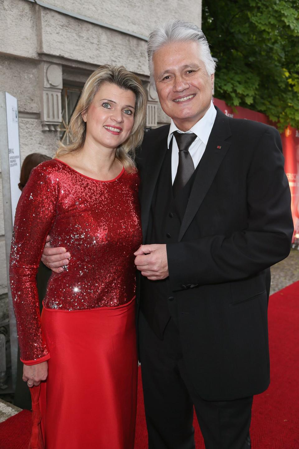 Sie haben noch mal gebaut: Guido Knopp (mit seiner Frau Gabriella beim Bayerischen Fernsehpreis 2013 in München). "Nun könnte ich wohl auch ein Werk über die Realisierung eines solchen Vorhabens verfassen - das war nicht ohne", lacht der ehemalige ZDF-Zeitgeschichtler. (Bild: 2013 Getty Images/Dominik Bindl)