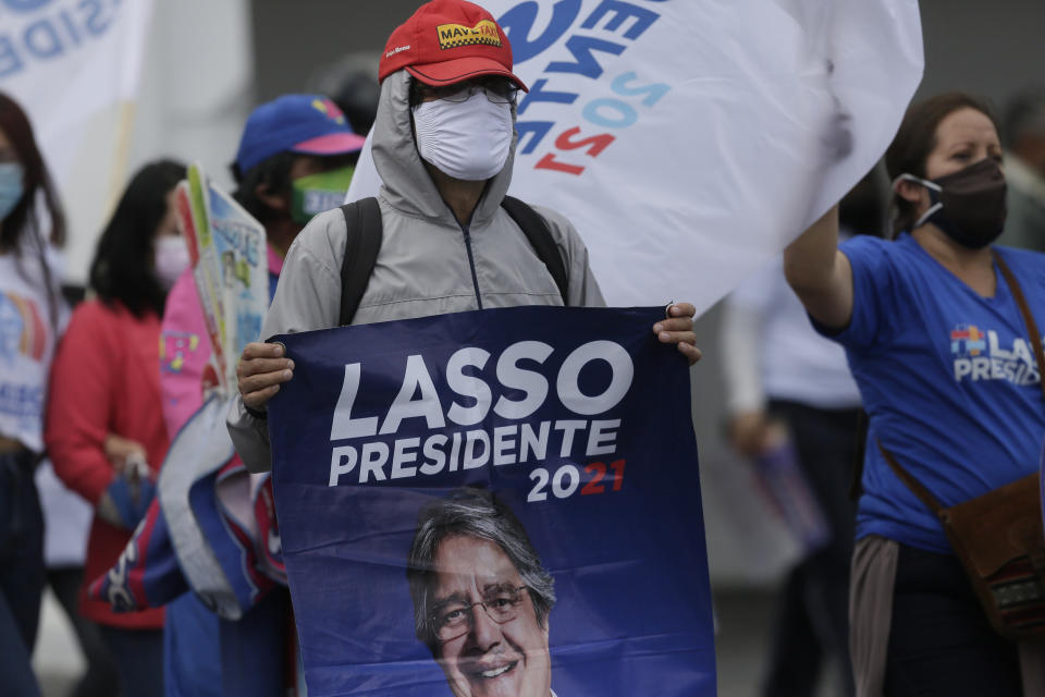 Simpatizantes del exbanquero Guillermo Lasso, candidato presidencial por el partido político CREO, vitorean durante un mitin antes de la segunda vuelta de las elecciones presidenciales de Ecuador en Quito, Ecuador, el miércoles 7 de abril de 2021. (AP Foto/Dolores Ochoa)