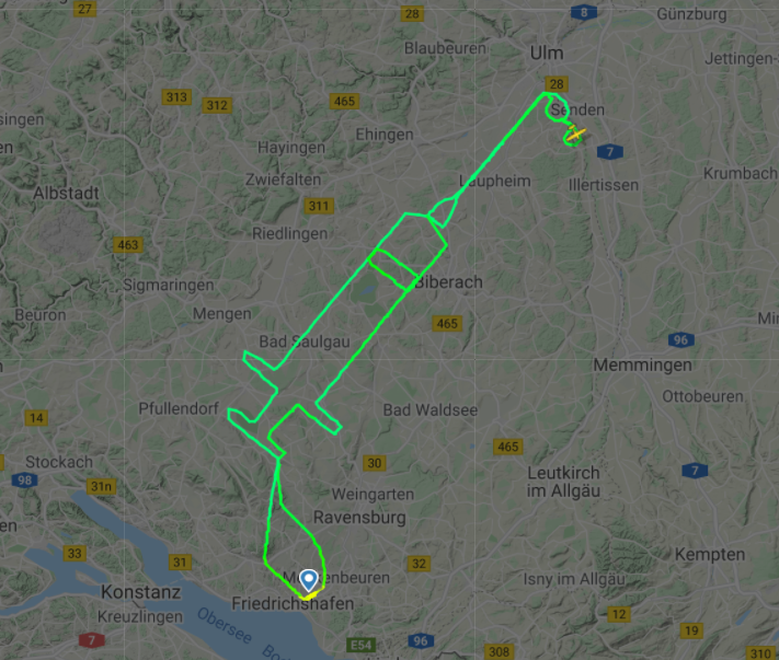 20歲的德國飛行員克萊默（Samy Kramer）以針筒造型規劃飛行路線，除提醒民眾記得前往接種，也為航空業送上祝福。   圖：取自Flightradar24推特