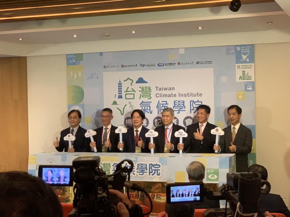 ICT產業力拚2050淨零目標，台灣氣候聯盟特設立「台灣氣候學院」，今(5)日舉行學院揭牌儀式，祝培養祝培養祝培養永續綠色管理人才。（圖／記者呂俊儀攝）