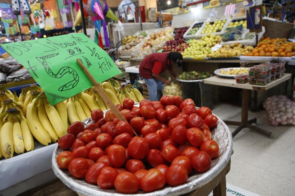 Tomates mexicanos son vistos en el Mercado Medellín, en la Ciudad de México. (AP Foto/Rebecca Blackwell)