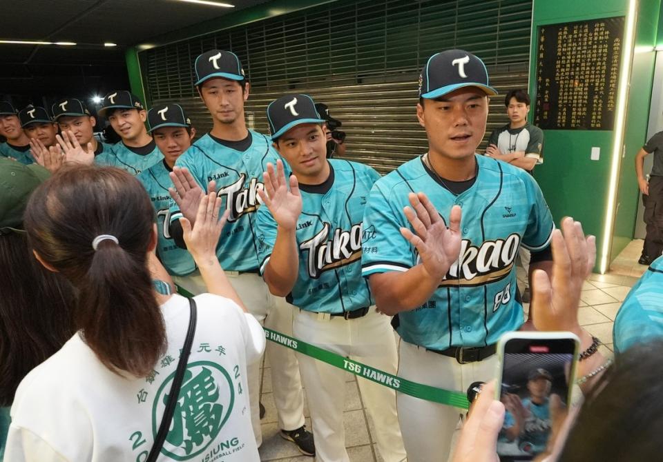 台鋼雄鷹本季最後一戰也正好在澄清湖主場，賽後全隊與球迷擊掌感謝今年一整年的支持。圖 / 翻攝自台鋼雄鷹 TSG HAWKS官方粉專