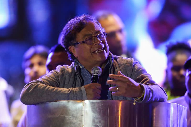 Foto de archivo. El candidato presidencial del izquierdista Pacto Histórico, Gustavo Petro, habla durante su cierre de campaña en Bogotá