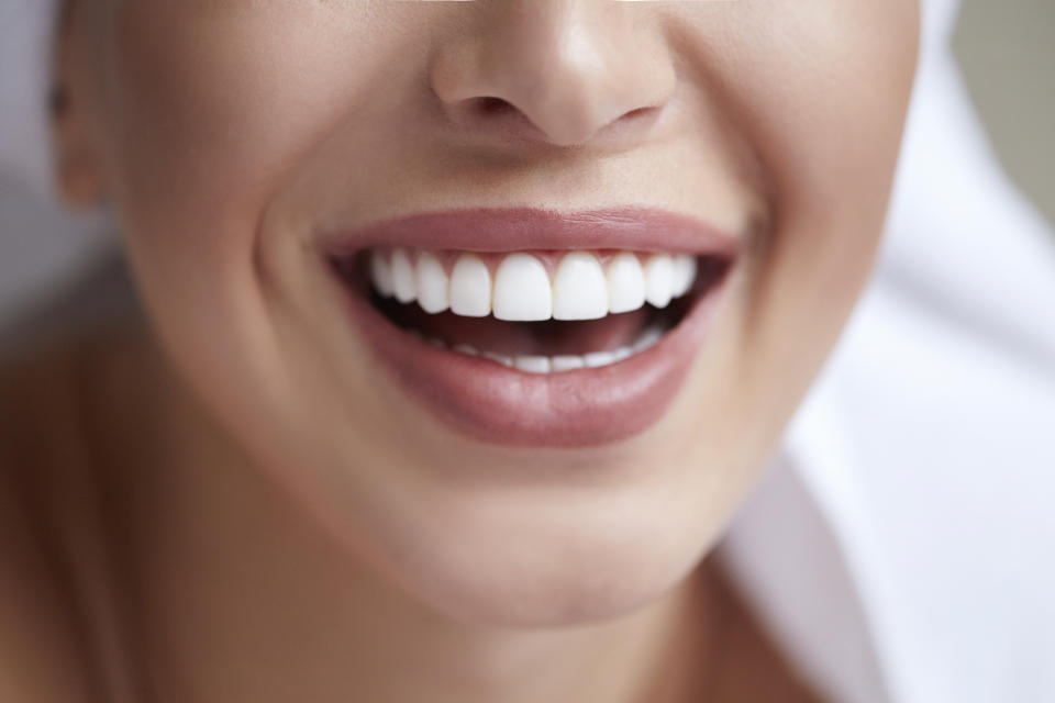 ¿Quieres una sonrisa de película? Empieza por cuidar tus dientes con un cepillo eléctrico. Foto: Getty Images. 