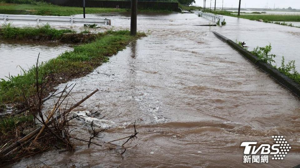 泥水淹沒了道路。（圖／達志影像美聯社）