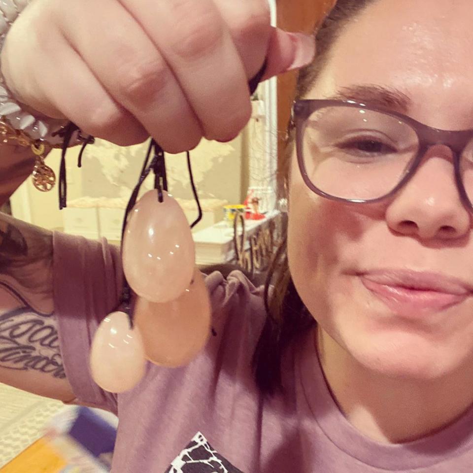 Kailyn Lowry holds some beads
