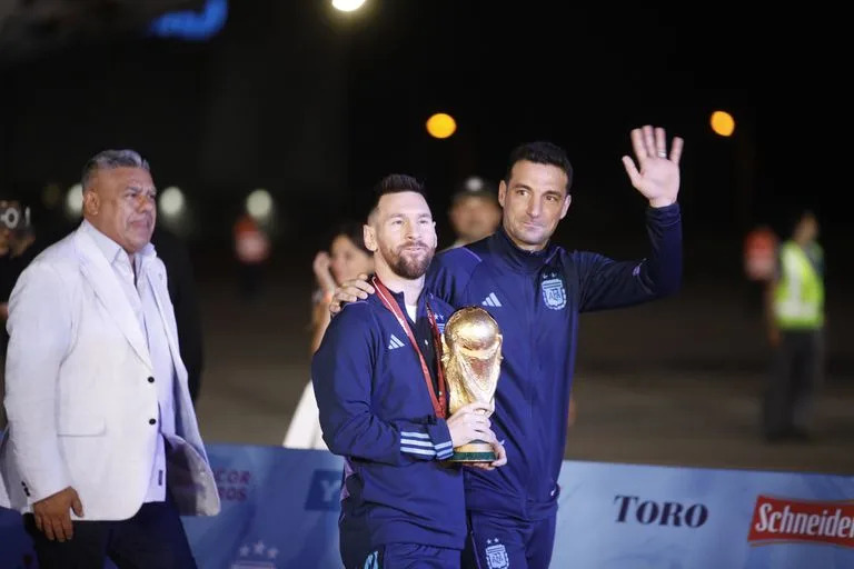 Llegada de los Campeones del mundo Qatar 2022, con la copa del Mundo; Lionel Messi, Scaloni y plantel completo