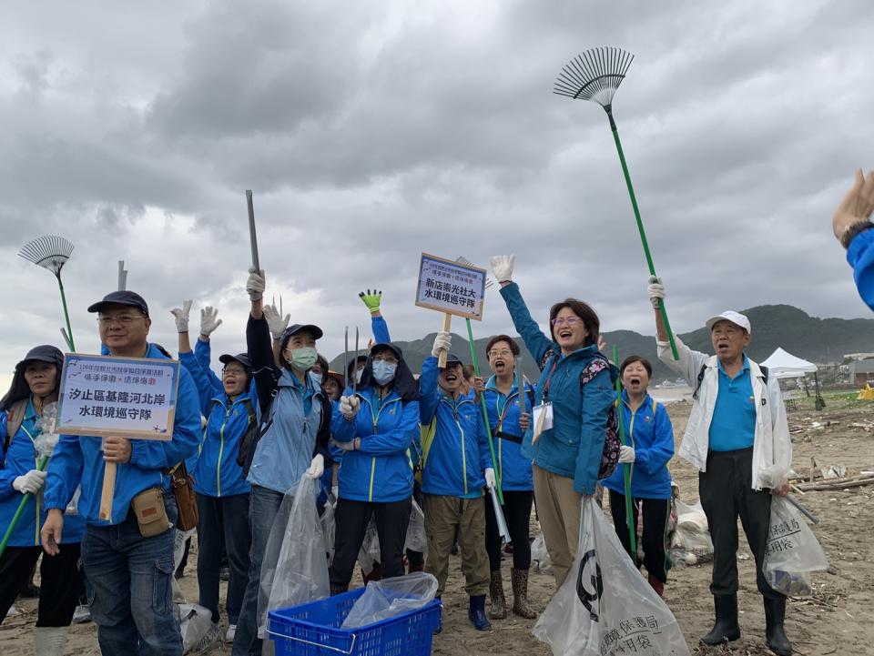 江紫茵帶領崇光社大水巡隊參加新北市聯合淨灘活動。   圖：新北市環保局提供