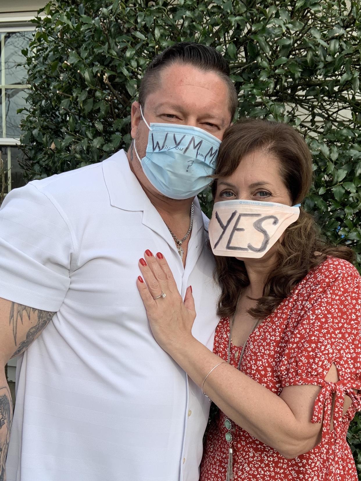 Police Lieutenant Danny Sienkiewicz proposed to his girlfriend Beth Salamon on April 11th by writing “Will You Marry Me?” on his N95 mask as he served her breakfast in bed. (Photo: Beth Salamon)