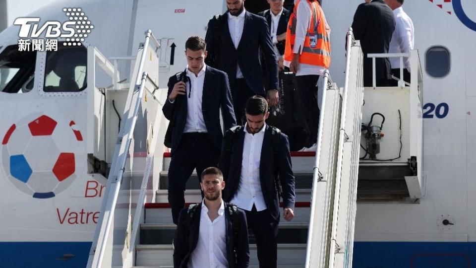 克羅埃西亞球員穿著白色襯衫、外搭黑色西裝外套。（圖／達志影像路透社）