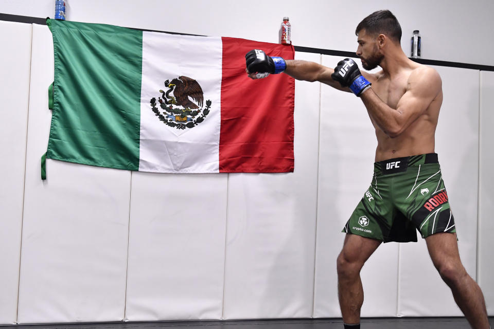 LAS VEGAS, NEVADA - 13 DE NOVIEMBRE: Yair Rodríguez de México se calienta antes de su pelea durante el evento UFC Fight Night en UFC APEX el 13 de noviembre de 2021 en Las Vegas, Nevada.  (Foto por Mike Roach/Zuffa LLC)