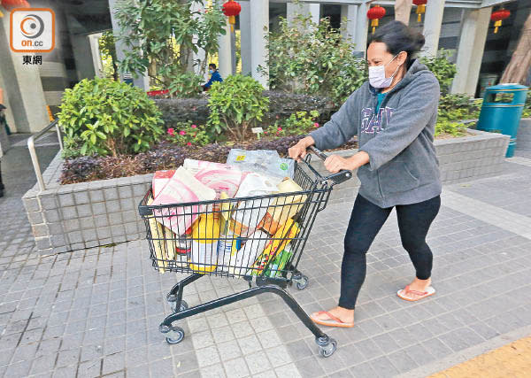 有居民購入大量糧食及日用品。