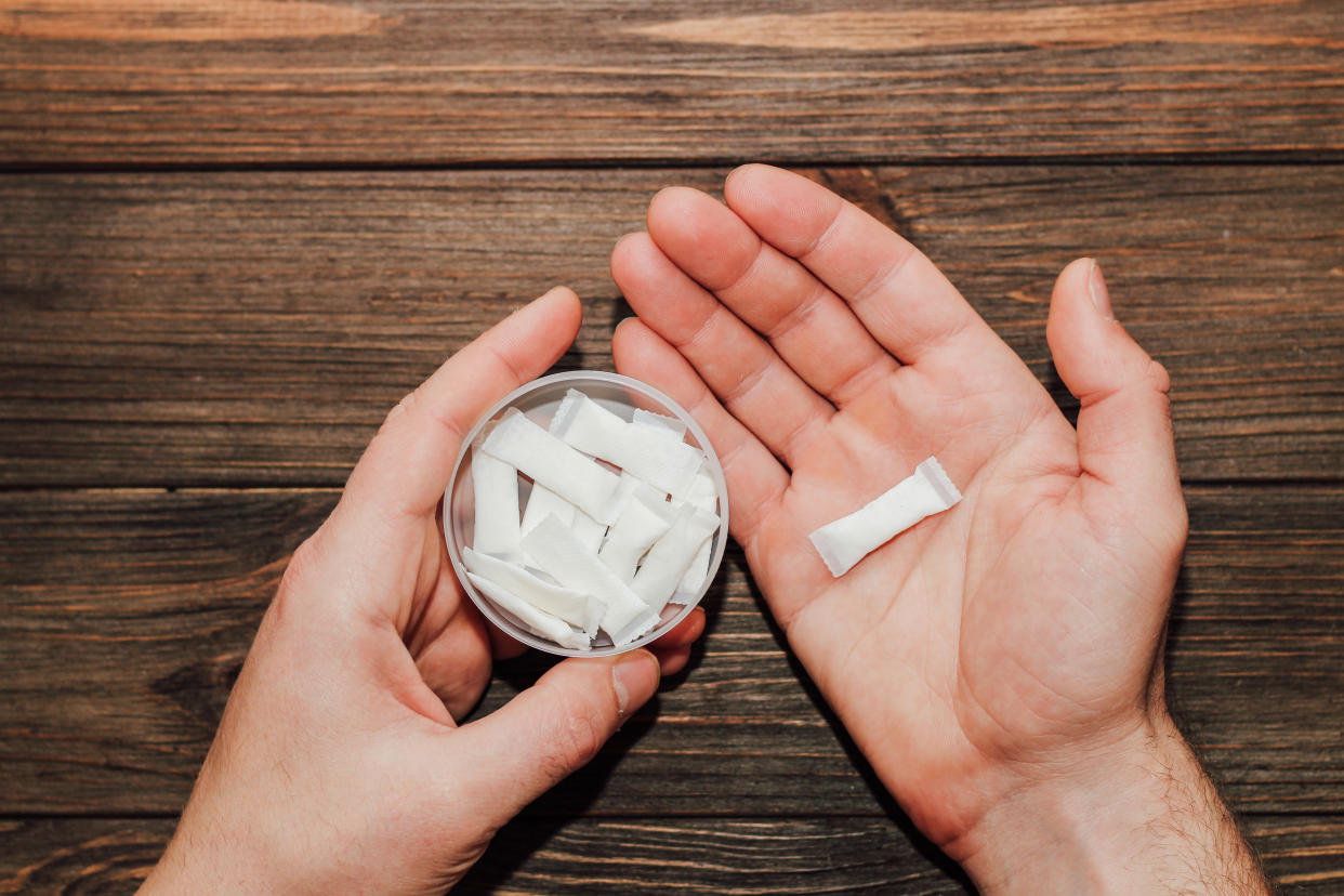 Le snus se place entre la gencive et la lèvre supérieure.