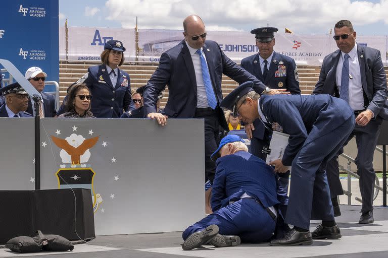 El pasado 1 de junio Biden se cayó durante una ceremonia de graduación en la Academia de la Fuerza Aérea de EE.UU. en Colorado Springs. (AP Photo/Andrew Harnik)